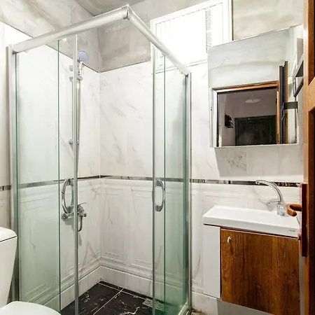 Sleek In Balat, Fatih Apartment *